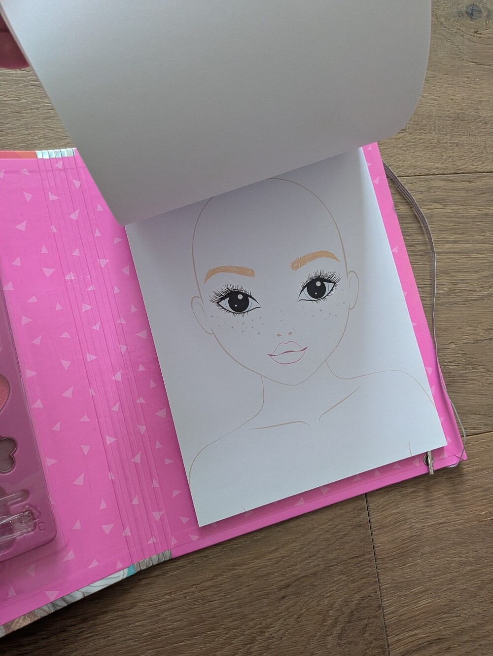 TopModel Make-up Studio- Creative Coloring Book With Make Up Inside! - Picture 4 of 5